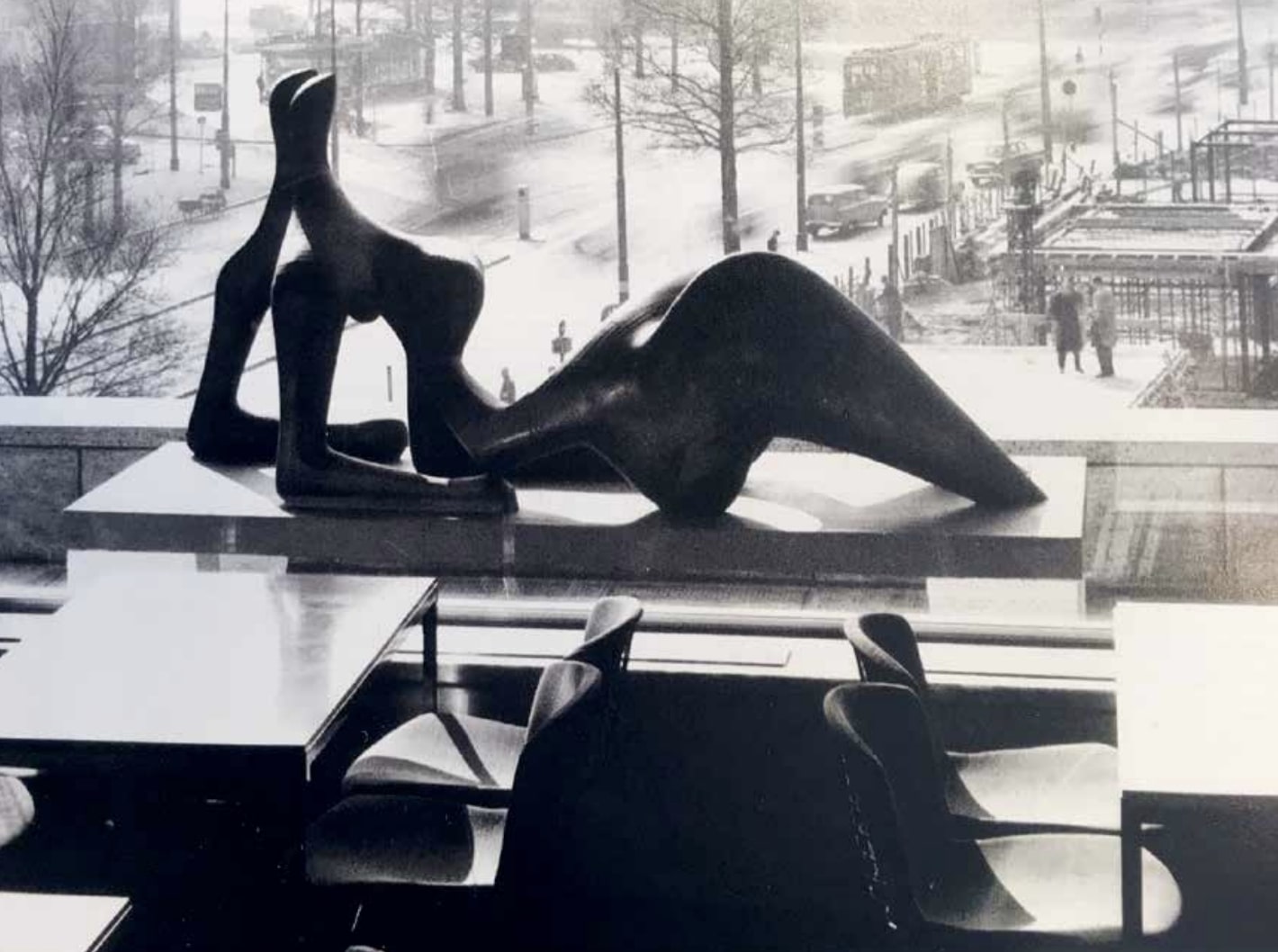 Henri Moore 1957-ben készült De liggende vrouw (A fekvő nő) című szobra a rotterdami Bijenkorf étterem ablaka előtt, archív fotó